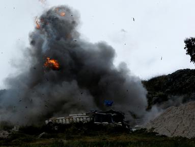 Kepolisian Peru meledakkan kamp pertambangan emas ilegal di Salpo, Pegunungan Andes, La Libertad (25/5). Aksi ini untuk memberantas penambang-penambang emas ilegal yang masih menyebar di sekitar Pegunungan Andes. (REUTERS / Mariana Bazo)