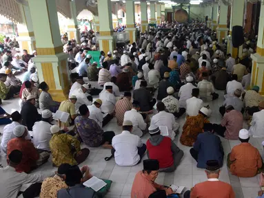 Sejumlah Jamaah membaca Alquran di Masjid Kauman Semarang, Senin (29/5). Selama Ramadan di Masjid diselenggarakan pengajian Al qur'an 30 juz yang dipimpin oleh imam besar KH Muhammad Naqib Nur. (Liputan6.com/Gholib)