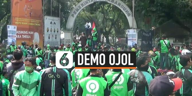 VIDEO: Tuntut Diijinkan Angkut Penumpang, Ratusan Ojol Geruduk Kantor Wali Kota Bandung