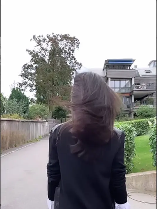 Dalam postingan terbaru, Nong Poy juga memamerkan rambut indahnya. Ia mengatakan, rambutnya akan terpecah jadi beberapa helai setelah keramas. [@poydtreechada]