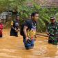 TNI mengevakuasi korban banjir di Kota Jayapura. (Liputan6.com/Penrem 172/Katharina Janur)