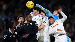 Sejumlah pemain Chelsea (kiri) dan pemain Leeds United berduel udara dalam laga lanjutan Liga Inggris 2025/2026 di Elland Road, Leeds, Inggris, Rabu (03/12/2025). (AP Photo/PA/Mike Egerton)