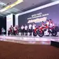 Pebalap Astra Honda Racing Team, Dimas Ekky Pratama (berdiri dua dari kanan), saat perkenalan tim di JIExpo Kemayoran, Jakarta, Selasa (20/2/2018). (Bola.com/Muhammad Ivan Rida)