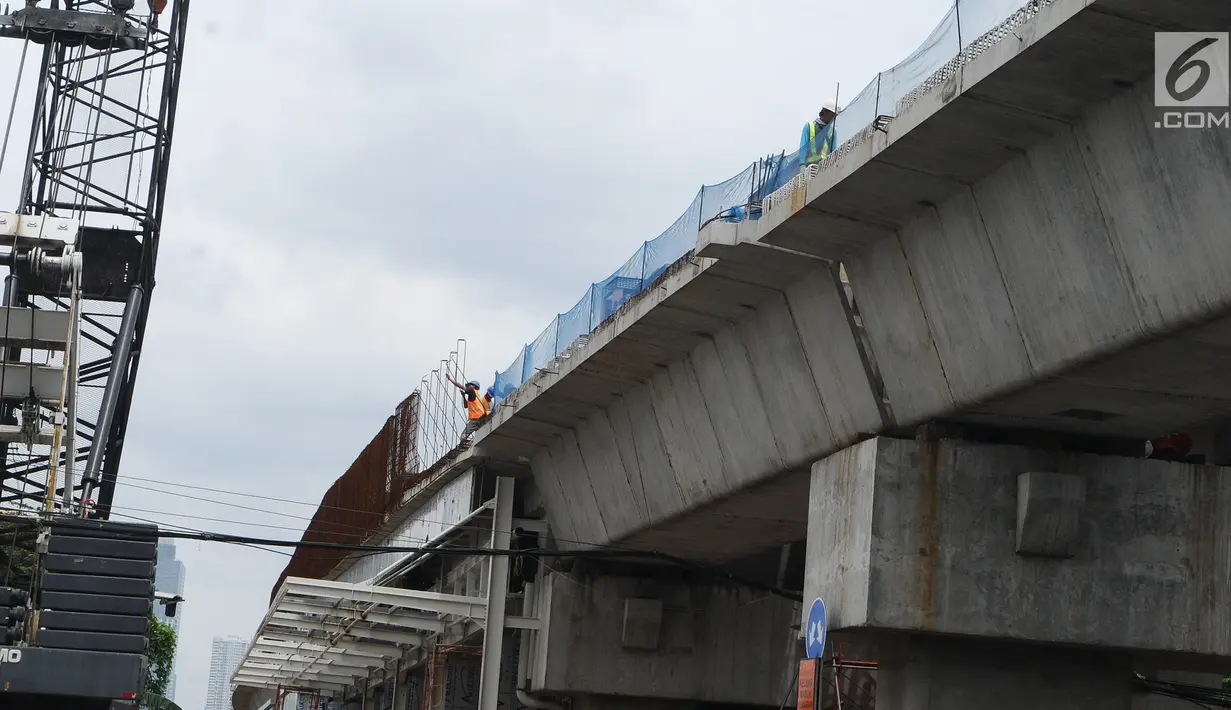 Aktivitas pekerja di proyek pembangunan jalur dwiganda atau double-double track (DDT) di Jakarta, Jumat (12/4). Proyek pembangunan DDT meliputi segmen Cakung-Bekasi sepanjang 12 Km dan Manggarai-Jatinegara sepanjang 3 Km. (Liputan6.com/Herman Zakharia)