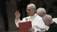 Paus Leo XIV bertemu dengan jurnalis media internasional pertama kalinya di Paul VI Hall Vatikan, Senin (12/5/2025). (AFP/Domenico Stinellis)