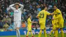 Penyerang Real Madrid Cristiano Ronaldo saat melawan Villarreal dalam pertandingan Liga Spanyol di stadion Santiago Bernabeu di Madrid, Spanyol (13/1). Dengan kekalahan ini membuat Madrid semakin jauh dengan tiga tim di atasnya. (AP Photo/Paul White)