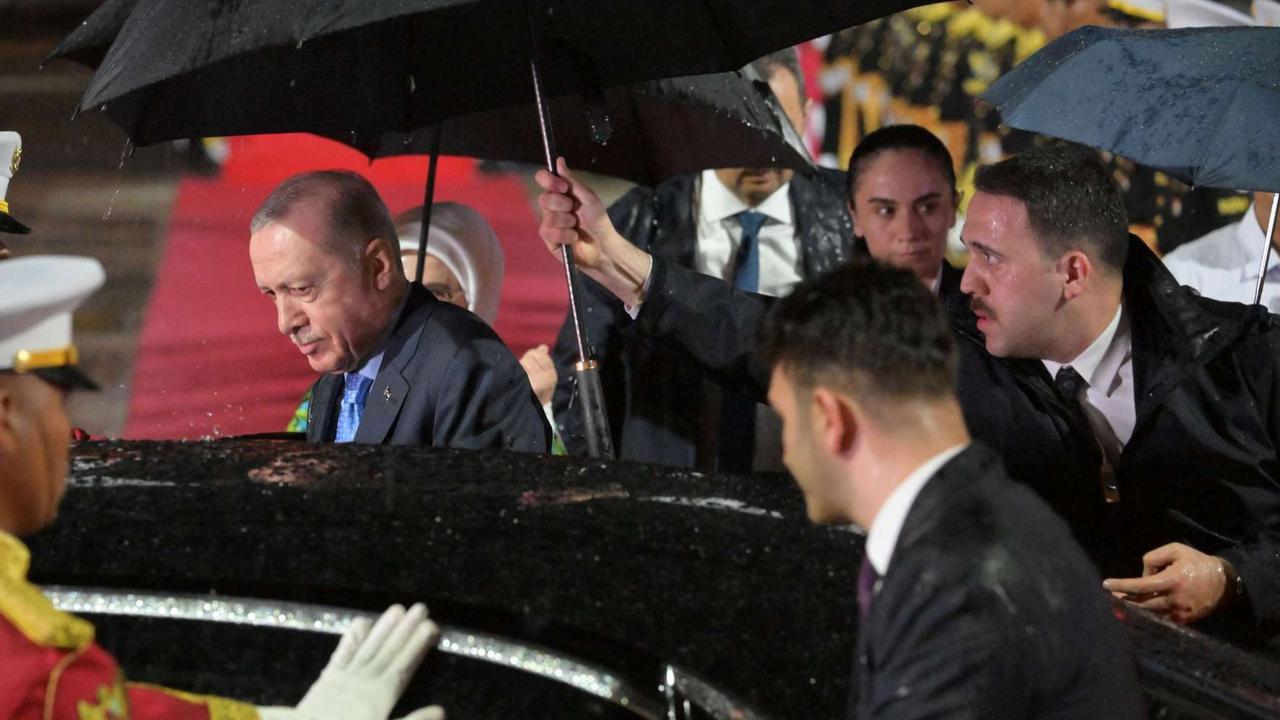 VIDEO: Momen Prabowo Turun Tangan Langsung Diikuti Mayor Teddy Halau Bule Colek Erdogan