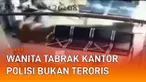 CCTV kantor Polres Pematangsiantar merekam aksi nekat seorang wanita. Dengan sepeda motor matic, Fitri Arni (29) terobos kantor polisi pada Senin (21/3/2022). Ia baru berhenti usai menabrak meja dalam kantor SPKT.