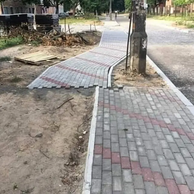 7 Potret Trotoar Nyeleneh yang Bikin Susah Pejalan Kaki
