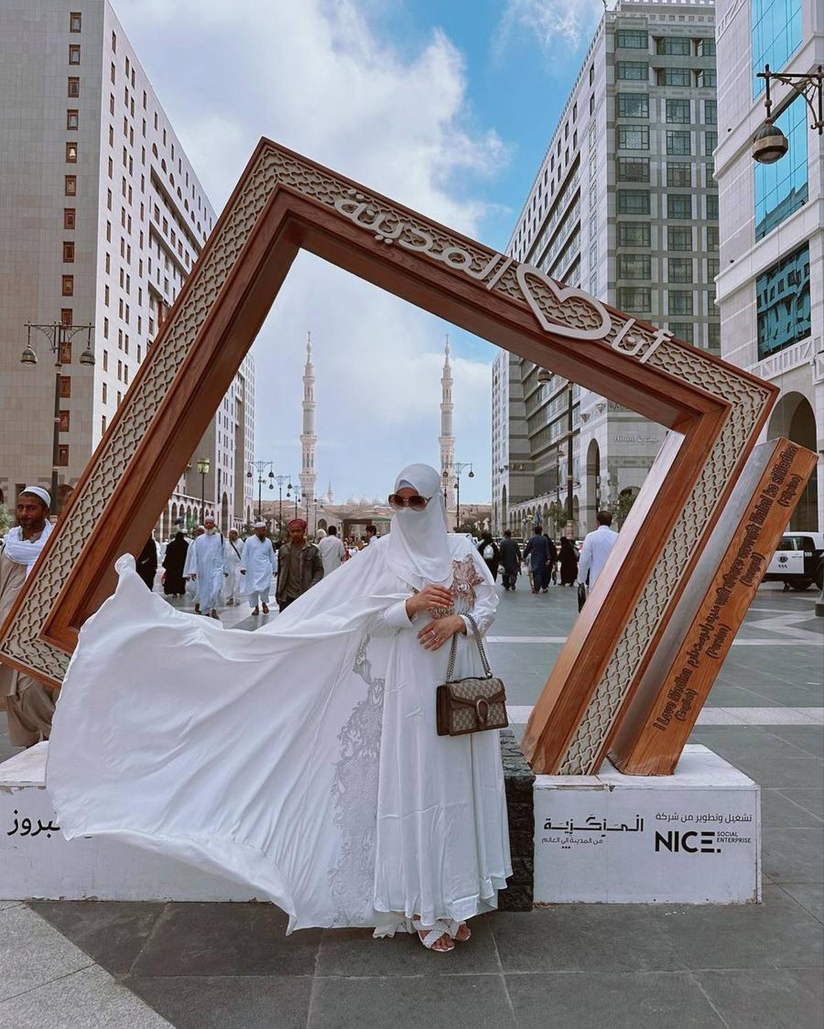 8 Potret Isa Zega yang Santai Bergaya dengan Cadar Saat Umrah, Disebut Nistakan Agama - Identitasnya Jadi Sorotan