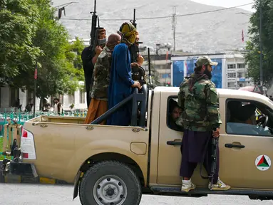 Pejuang Taliban berpatroli di sepanjang jalan di Kabul (17/8/2021). Taliban bergerak untuk segera memulai kembali ibu kota Afghanistan setelah pengambilalihan Kabul yang menakjubkan dan menyuruh staf pemerintah untuk kembali bekerja. (AFP/Wakil Kohsar)