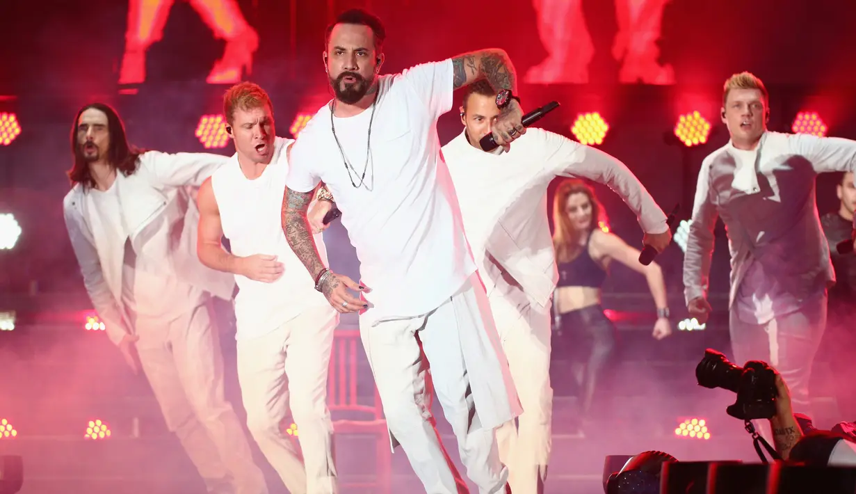 Aksi anggota Backstreet Boys saat tampil di atas panggung selama 102,7 KIIS FM Wango Tango 2017, California, (13/5). Backstreet Boys telah menjual lebih dari 130 juta rekaman di seluruh dunia. (Rich Fury/Getty Images/AFP)