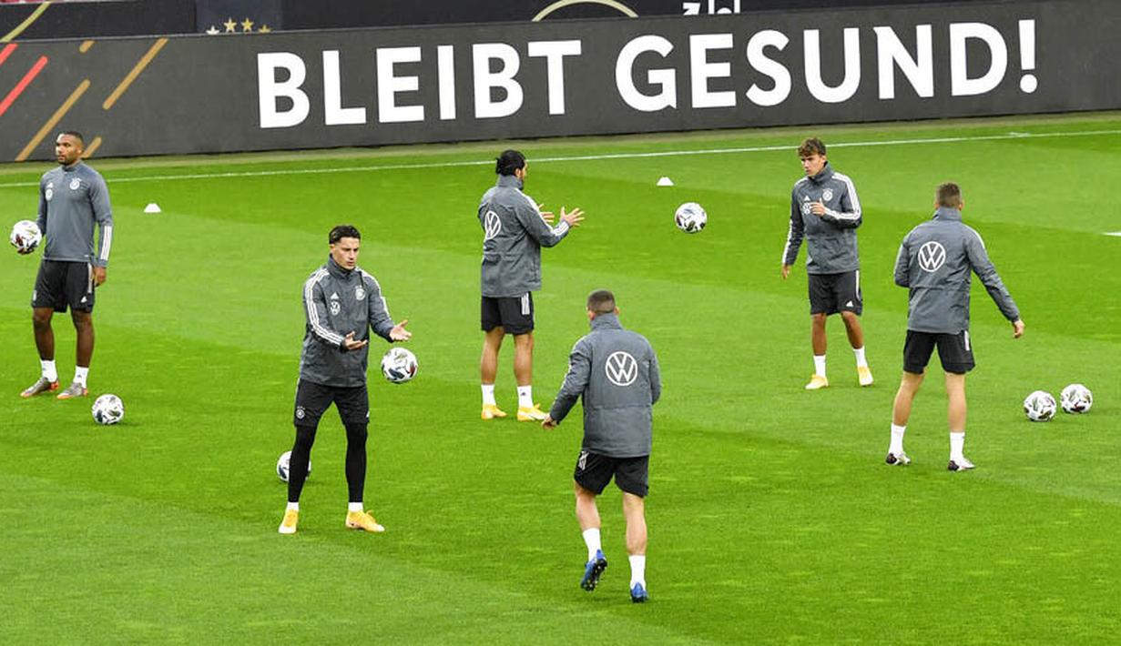 Para pemain Jerman saat sesi latihan jelang laga persahabatan di Koln, Rabu (7/10/2020). Jerman akan berhadapan dengan Turki. (AP Photo/Martin Meissner)