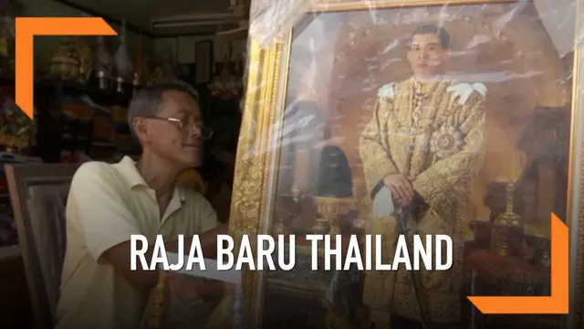 Ratusan warga Thailand membeli pin peringatan untuk penobatan Raja baru Thailand. Prosesi penobatan raja baru akan dilaksanakan pada 4-6 Mei 2019.