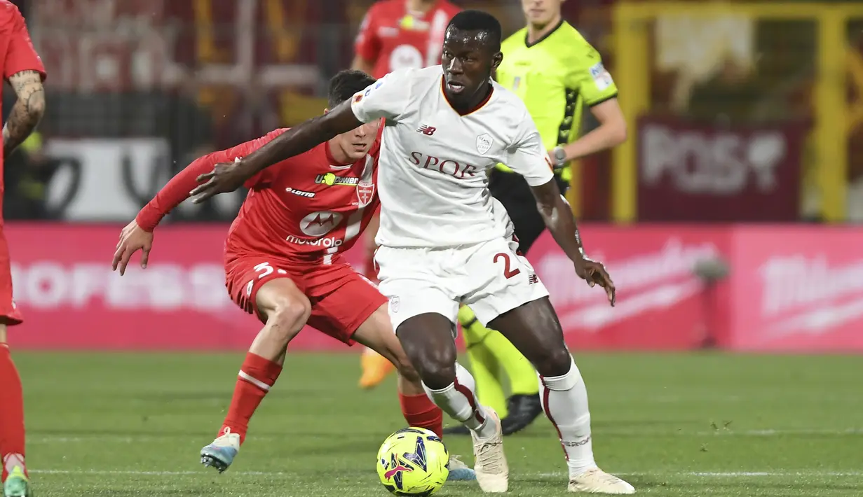 AS Roma gagal membawa pulang poin setelah ditahan imbang Monza 1-1. (Claudio Grassi/LaPresse via AP)