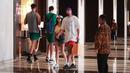 Pebasket Kanada, Dillon Brooks (tengah kanan) berjalan bersama sang kekasih, Danielle atau yang dikenal Big Bambina sambil membawa bungkusan di lobi hotel mereka menginap pada Kamis (24/08/2023). (Bola.com/Bagaskara Lazuardi)