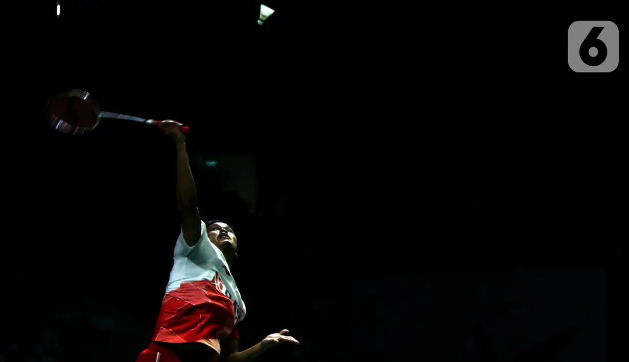 Pebulu tangkis tunggal putra Indonesia, Anthony Sinisuka Ginting saat bertanding melawan Lee Zii Jia (Malaysia) pada Perempat Final Indonesia Masters 2022 di Istora Senayan, Jakarta, Jumat (10/6/2022). Anthony Sinisuka Ginting unggul dan melaju ke babak berikutnya. (Liputan6.com/Helmi Fithriansyah)