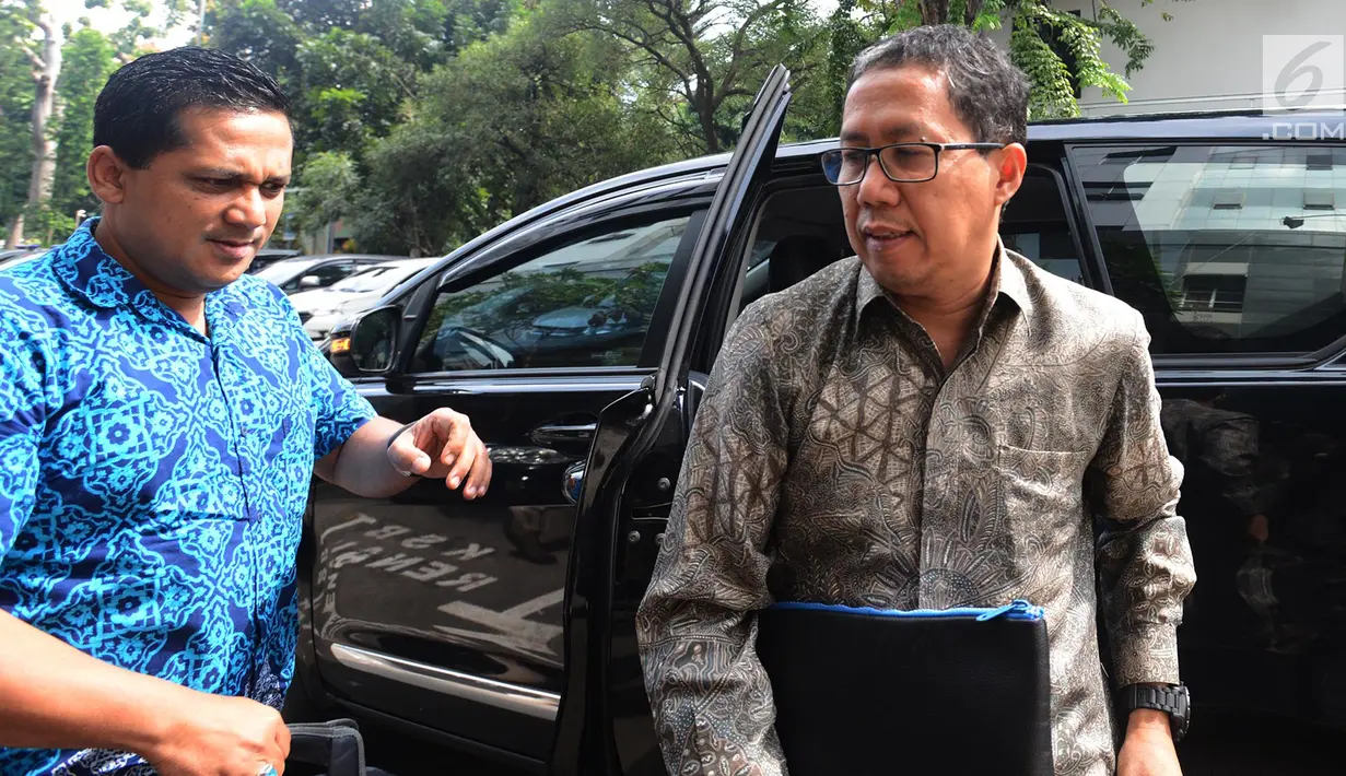 Pelaksana tugas (Plt) Ketua Umum PSSI Joko Driyono tiba untuk menjalani pemeriksaan lanjutan kasus dugaan skandal pengaturan skor pertandingan bola liga 2 dan liga 3 Indonesia di Polda Metro Jaya, Jakarta, Kamis (21/2). (Merdeka.com/Imam Buhori)