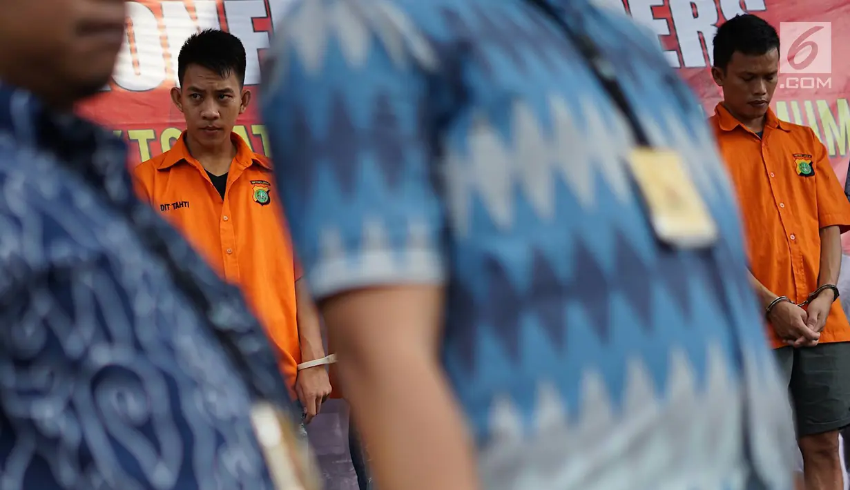Para tersangka dihadirkan dalam rilis kasus pencurian kendaraan dengan pemberatan di Polda Metro Jaya, Jumat (3/5/2019). Polisi meringkus enam orang tersangka kasus pencurian dengan barang bukti berupa sejumlah sepeda motor, senjata api serta alat pembuka kunci motor (Liputan6.com/Immanuel Antonius)