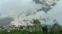 Guguran awan panas meluncur tiga kali dari puncak Gunung Sinabung sejak pagi tadi. (Liputan6.com/Reza Perdana)