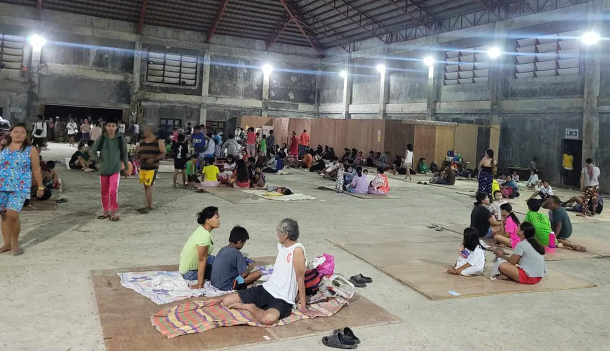 Associated Press mengutip kepala mitigasi bencana kota itu, Shieldon Isidoro, menyebut korban tewas adalah seorang wanita hamil meninggal setelah dia, suami, dan putrinya tertimpa tembok beton setinggi 15 kaki (4,5 meter) yang runtuh di lingkungan mereka saat tanah berguncang dan mendorong mereka untuk melarikan diri dari rumah mereka. (LGU Hinatuan via AP)