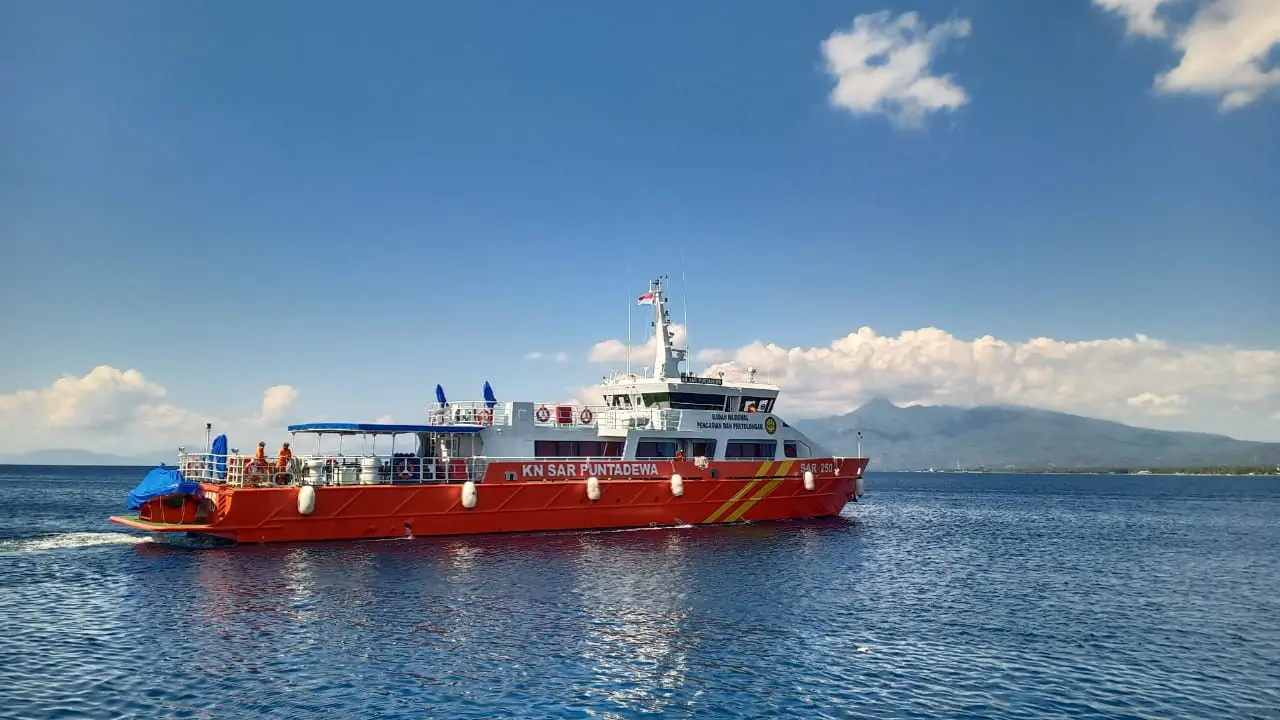 Kapal KN.SAR Puntadewa 205 saat tibah dipelabuhan Lorens Say Maumere.(Liputan6.com/ Dionisius Wilibardus)