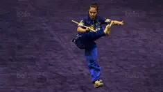 Atlet wushu Indonesia, Felda Elvira Santoso, tampil pada SEA Games nomor gunshu putri di KLCC, Kuala Lumpur, Minggu (20/8/2017). Felda berhasil meraih medali perunggu dengan meraih nilai 9,62. (Bola.com/Vitalis Yogi Trisna) 