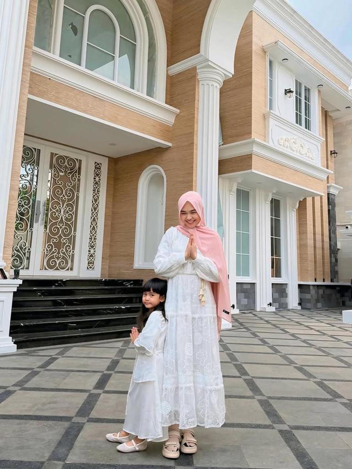 7 Potret Fasad Rumah Baru Ria Ricis, Elegan dan Mewah