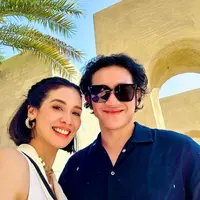 Potret berlibur keduanya juga tak kalah mesra dengan pengantin baru. Vino tampak mengenakan atasan kemeja berwarna biru navy, sedangkan Marsha memilih atasan tanpa lengan berwarna putih. Foto: Instagram.