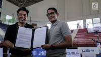 Wakil Gubernur DKI Jakarta Sandiaga Uno (kanan) dan Vice President Marketing NBA Jim Wong (kiri) menunjukkan MoU pelatihan pendidikan basket di GOR Ciracas, Jakarta, Rabu (24/1). (Liputan6.com/Faizal Fanani)