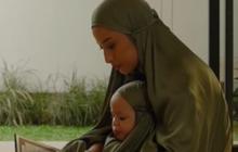 Super Cute, 4 Potret Jennifer Coppen dan Baby Kamari Pakai Mukena Couple untuk Syuting Iklan
