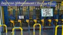 Pintu masuk Stadion Ennio Tardini, Parma, di tutup setelah Parma dinyatakan resmi bangkrut dan harus terdegradasi dari Serie A. (AFP/Giuseppe Cacace)