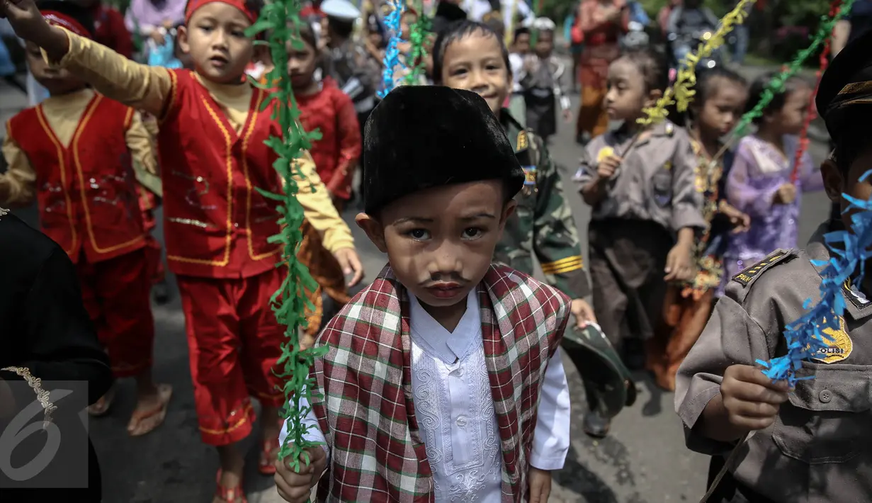 Murid-murid TK Sekolah Alternatif untuk Anak Jalanan (SAAJA) saat pawai sambil mengenakan pakaian adat di kawasan Kuningan, Jakarta, Kamis (21/4). Kegiatan ini dalam rangka memperingati Hari Kartini yang jatuh pada 21 April. (Liputan6.com/Faizal Fanani)