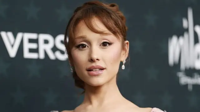 Ariana Grande Bangkitkan Vibes Glinda di Critics Choice Awards 2026 dengan Dress Pink dan Rambut Berponi