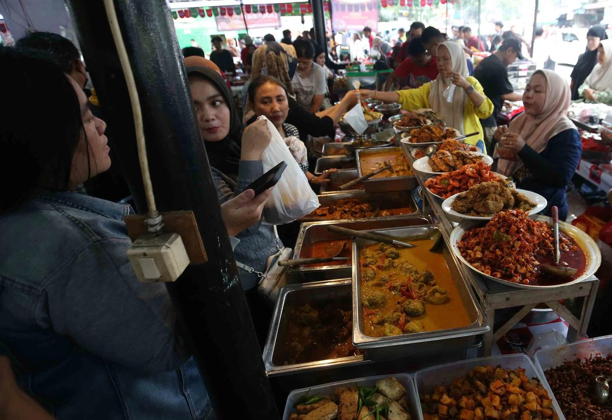 FOTO: Pasar Takjil Benhil Jadi Magnet Warga Berburu Menu Berbuka
