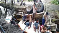 Truk molen bermuatan adukan semen masuk parit Tokaya di Jalan Purnama II, Rabu (5/12) sekira pukul 11.30 WIB. (Andi Ridwansyah/Jawa Pos Group)