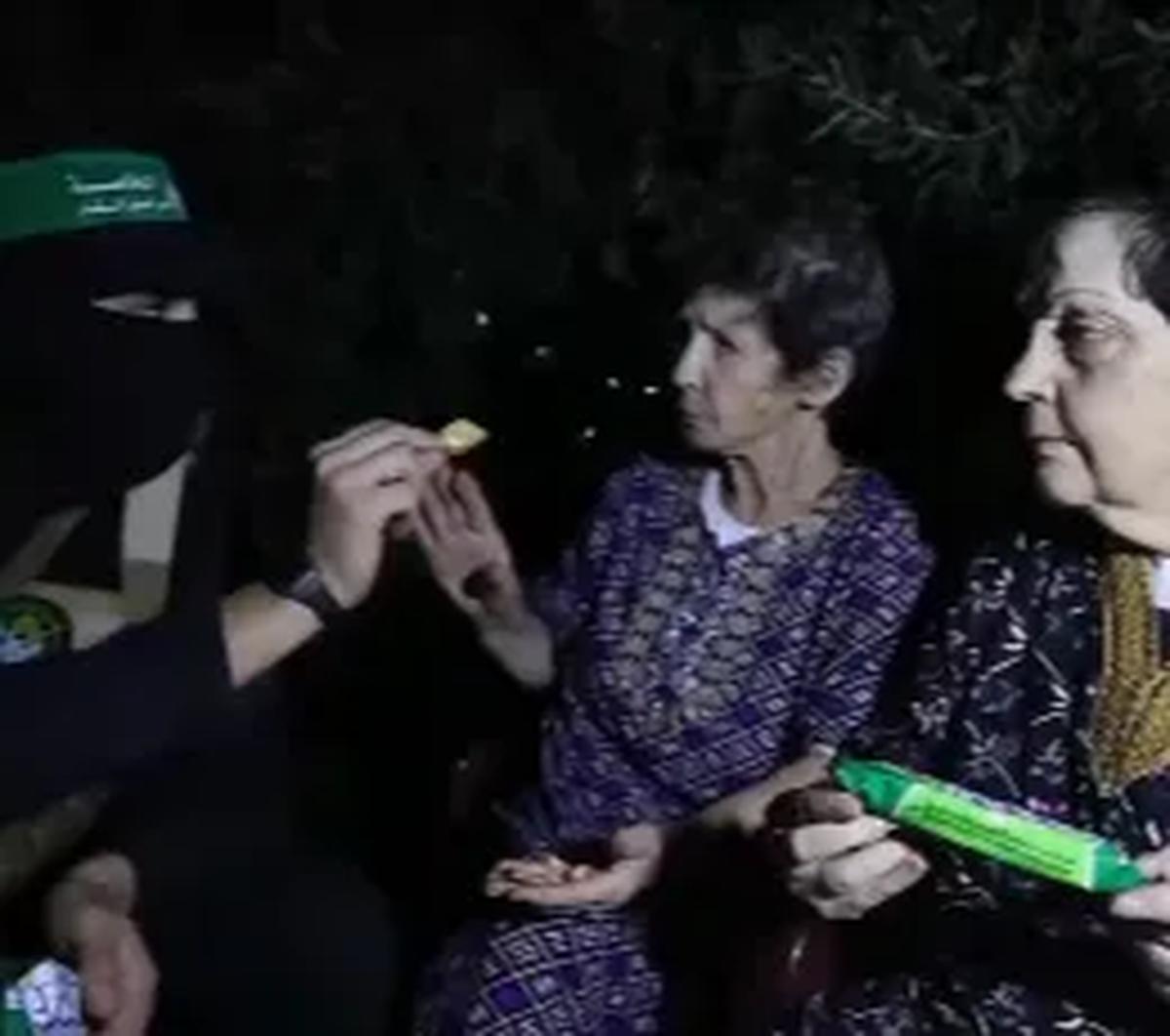 Terlihat dalam video yang beredar, dua tahanan ini diperlakukan sangat baik. Para pejuang Palestina memberikan camilan dan minuman kepada dua tahanan tersebut di tengah perjalanannya. <br>