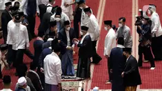 Wakil Presiden RI, Ma’ruf Amin (tengah) saat tiba di Masjid Istiqlal, Jakarta, Senin (2/5/2022). Bersama ribuan umat muslim, Wapres Ma’ruf Amin melaksanakan sholat Idul Fitri 1443 H dengan penuh khidmat. (Liputan6.com/Helmi Fithriansyah)