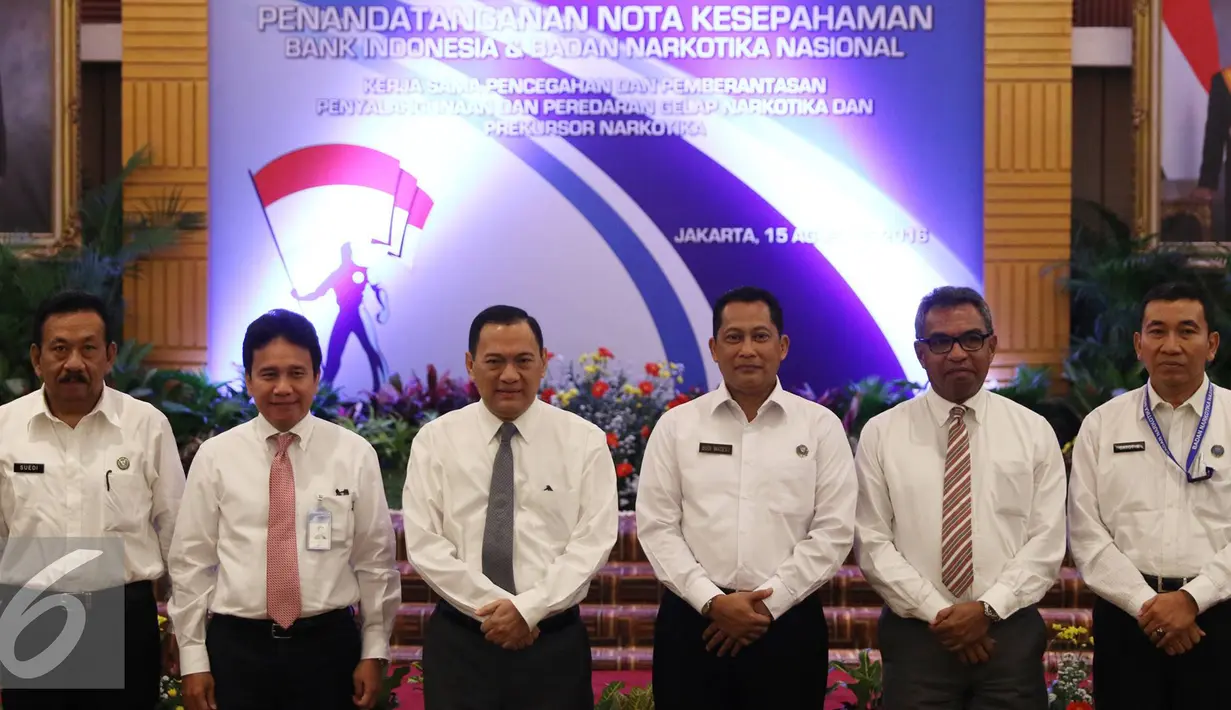 Gubernur Bank Indonesia Agus Martowardojo dan Kepala BNN Budi Waseso foto bersama saat penandatanganan nota kesepahaman antara Bank Indonesia dan Badan Narkotika Nasional di Jakarta, Senin (15/8). (Liputan6.com/Immanuel Antonius)