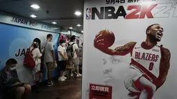 Penggemar game mengantre ikut pre-order game konsol Sony's PlayStation 5 (PS5) di toko retail Hong Kong, Jumat, (18/9/2020). Harga yang dibayarkan akan lebih mahal dari harga yang disebutkan di atas karena ada pajak yang harus dibayarkan pembeli. (AP Photo/Kin Cheung)