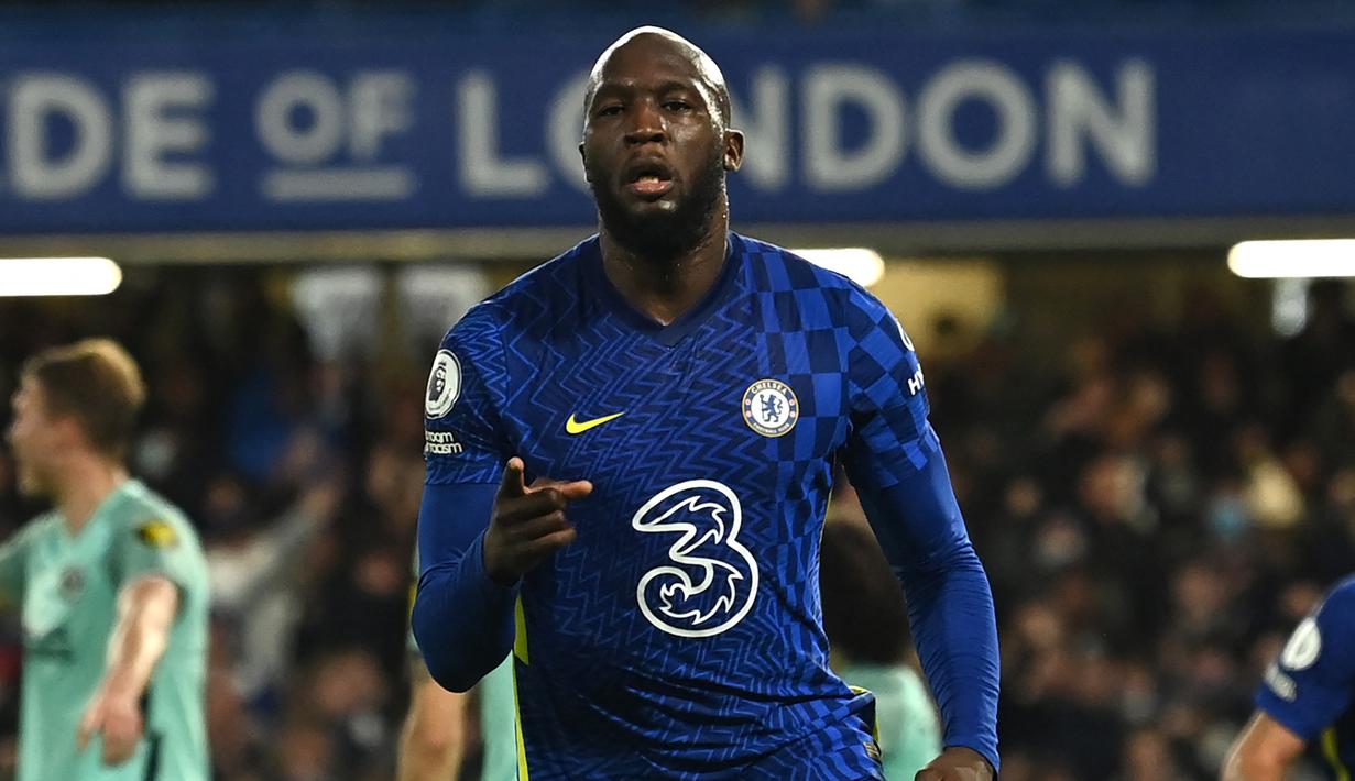 Romelu Lukaku. Striker asal Belgia berusia 29 tahun ini didatangkan Chelsea dari Inter Milan pada awal musim 2021/2022 dengan nilai transfer mencapai 113 juta euro atau setara Rp1,8 triliun. Inter Milan sendiri mendatangkan Romelu Lukaku dari Manchester United pada awal musim 2019/2020 dengan nilai transfer 74 juta euro. Usai tampil tak sesuai harapan bersama Chelsea, musim 2022/2023 Romelu Lukaku rencananya akan dipinjamkan ke Inter Milan. (AFP/Glyn Kirk)
