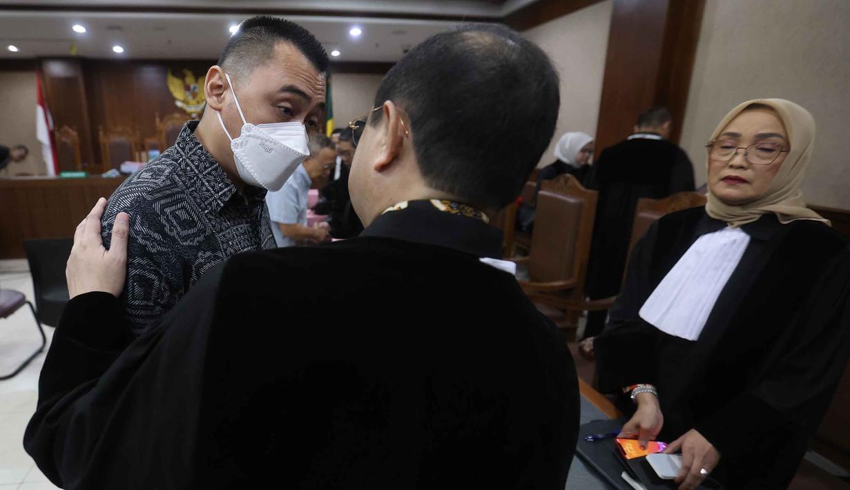 JPU juga mengatakan pertimbangan yang memberatkan tuntutan adalah para terdakwa tidak mendukung program pemerintah dalam pemberantasan tindak pidana korupsi yang bersih dan bebas dari korupsi, kolusi, dan nepotisme. Tampak dalam foto, terdakwa kasus dugaan korupsi tata kelola minyak mentah, Martin Haendra Nata (tengah) usai mengikuti sidang pembacaan tuntutan di Pengadilan Tindak Pidana Korusi (Tipikor), Jakarta, Kamis (23/4/2026). (Kapanlagi.com/Budy Santoso)