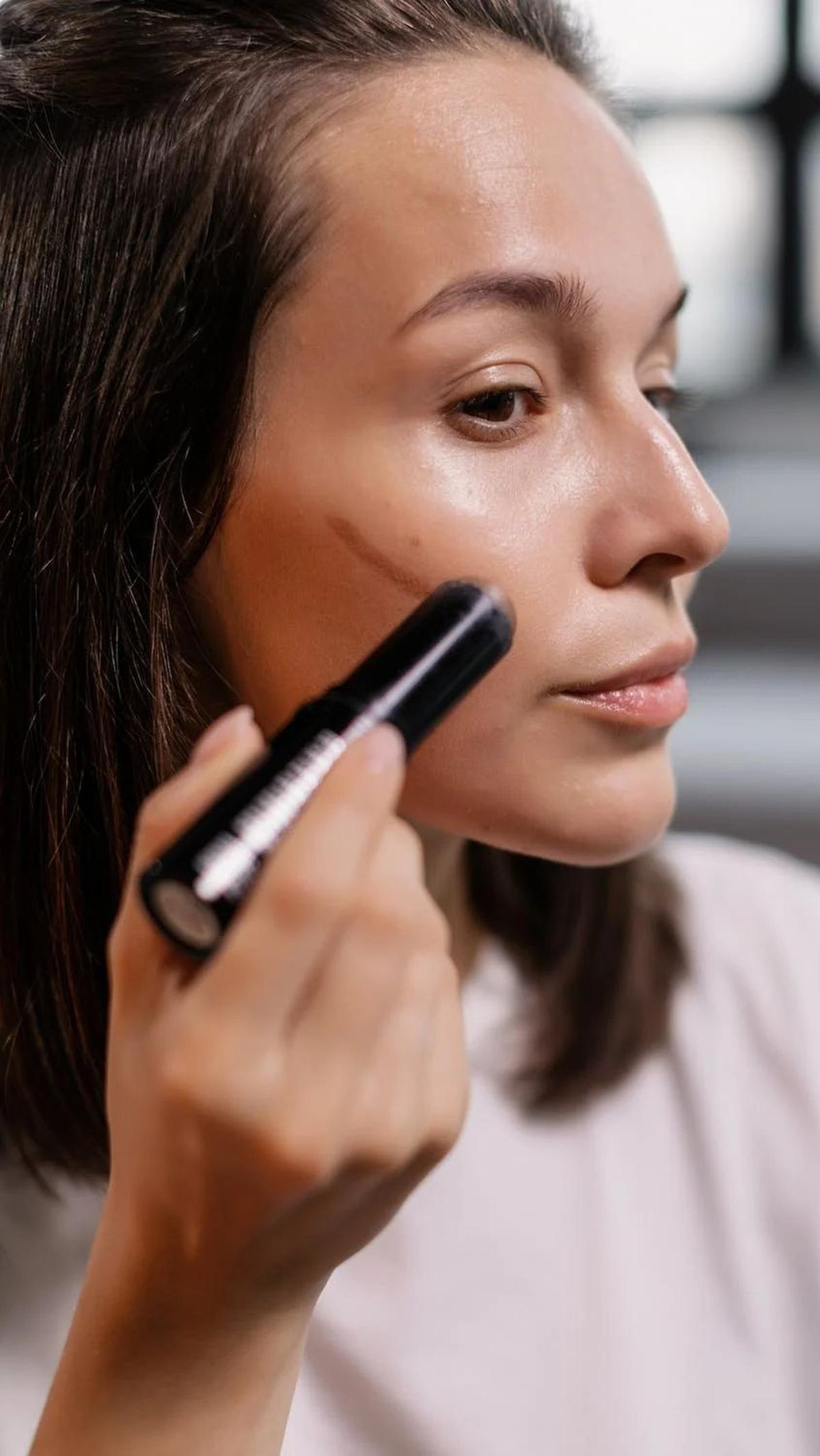 3. Cream:<br>Cocok untuk kulit kering atau normal, contour cream memberikan hasil yang lembut. Pengaplikasiannya mirip dengan jenis cair, bisa menggunakan beauty blender.