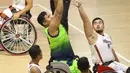 Pebasket difable Indonesia, Kasep Ayatulloh (kanan) mencoba menahan lemparan bola pemain Malaysia, M Hafiz Ramli pada laga Indonesia Para Games Invitational Tournament 2018 di Hall A Senayan, Jakarta, Minggu (1/7). (Liputan6.com/Helmi Fithriansyah)