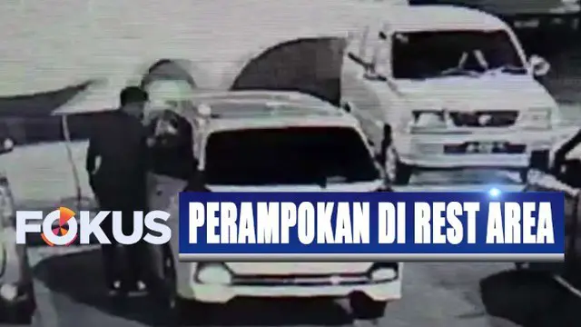 Pelaku dengan mudah merampas ponsel dan uang tunai sebanyak Rp 1,5 juta, lantaran pintu mobil dalam keadaan tak terkunci.