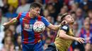 Penyerang Arsenal, Oliver Giroud duel udara dengan pemain Crystal Palace, Joel Ward pada laga Liga Inggris di Stadion Selhurst Park, Inggris, Minggu (16/8/2015). Arsenal taklukan Palace 2-1. (Reuters/Toby Melville)