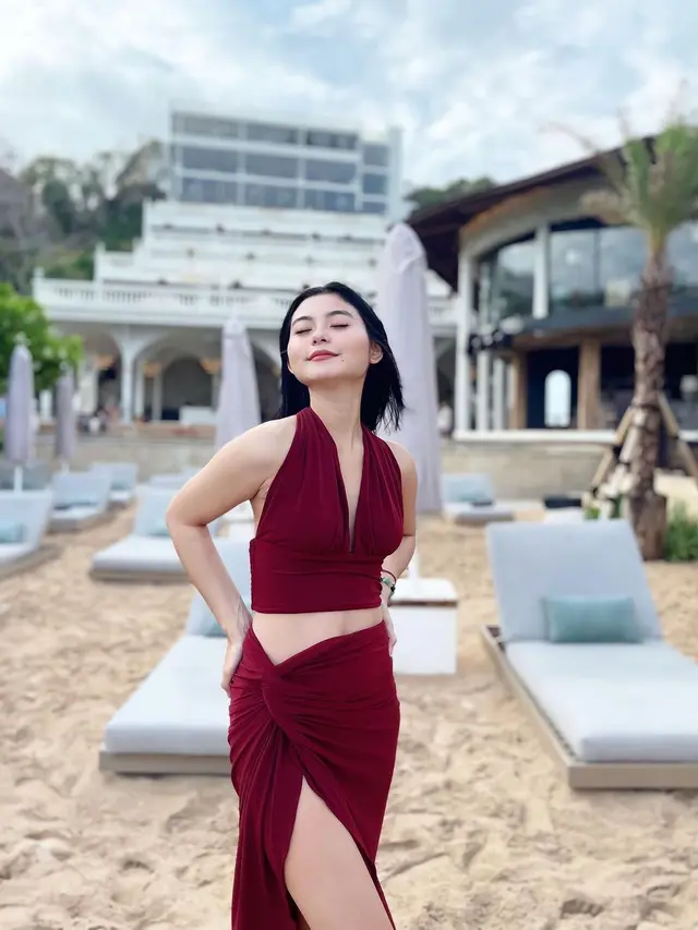 8 Potret Gaya Cesen Eks JKT48 Istri Marshel Widianto yang Kerap Tampil Anggun dengan Dress