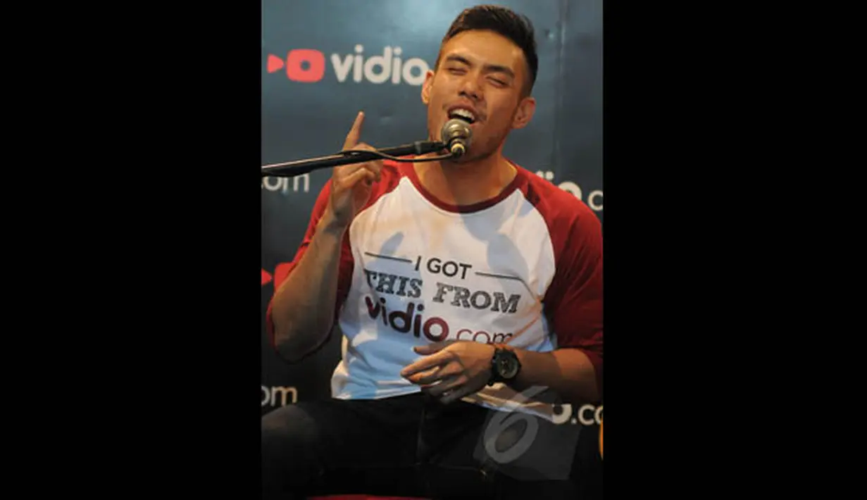 Juara tiga Music Video Contest, Eros Tjokro tampil memukau saat membawakan lagu di kantor Vidio.com, SCTV Tower, Jakarta, Rabu (28/1/2015). (Liputan6.com/Herman Zakharia)