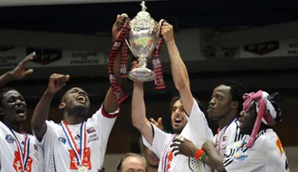 Guingamp's players hold their trophy after winning the French Cup final match Rennes versus Guingamp on May 9, 2009 at the Stade de France in Saint-Denis, outside Paris. AFP PHOTO FRANCK FIFE