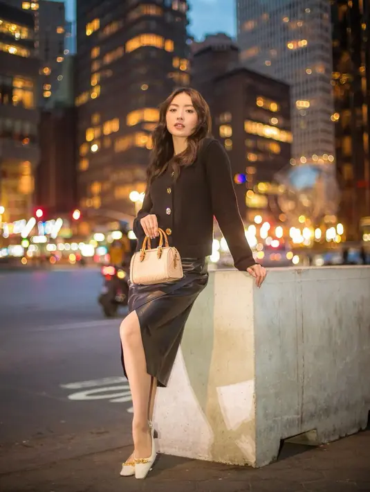 Ia padukan tweed blazer dengan rok lateks dan heels pendek. Hand Bag Tory Burch jadi sentuhan yang manis [@natashawilona12]